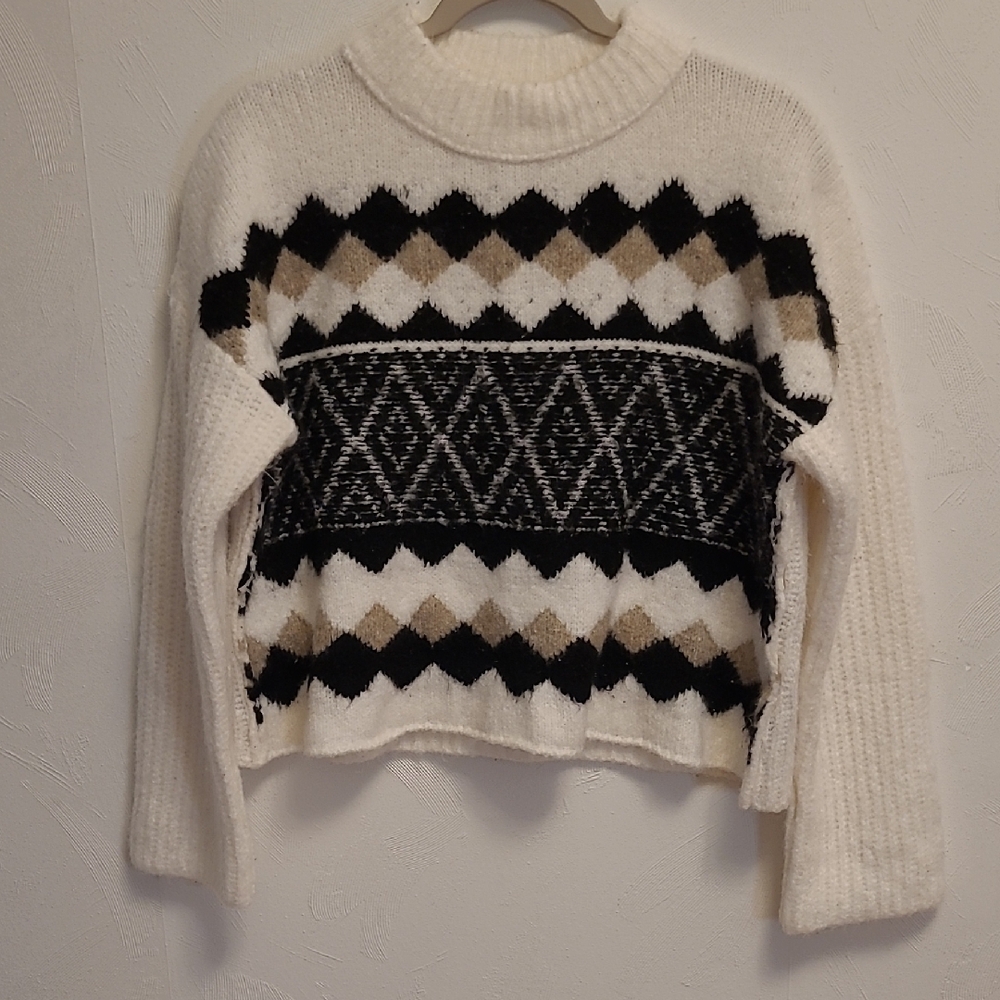 Elan White and Black Patterned Crew Neck Sweater - Picture 12 of 13